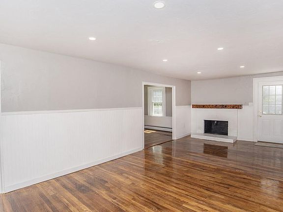 5th image of 984 Washington St