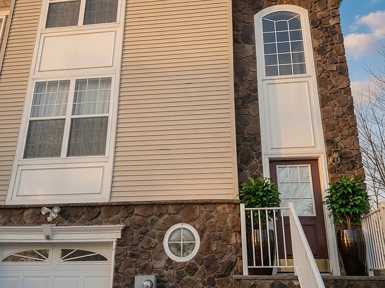 10 Russell Ct — Photo 2