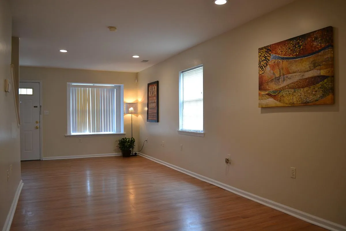 3 bed, 1.5 bath, 1125 sqft, $2,300 — Photo 2