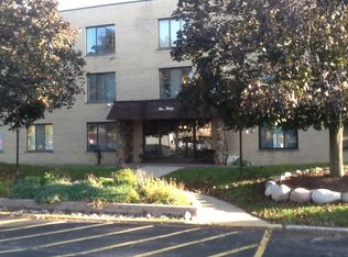 130 E Grand Ave APT 104, Elmhurst, IL 60126