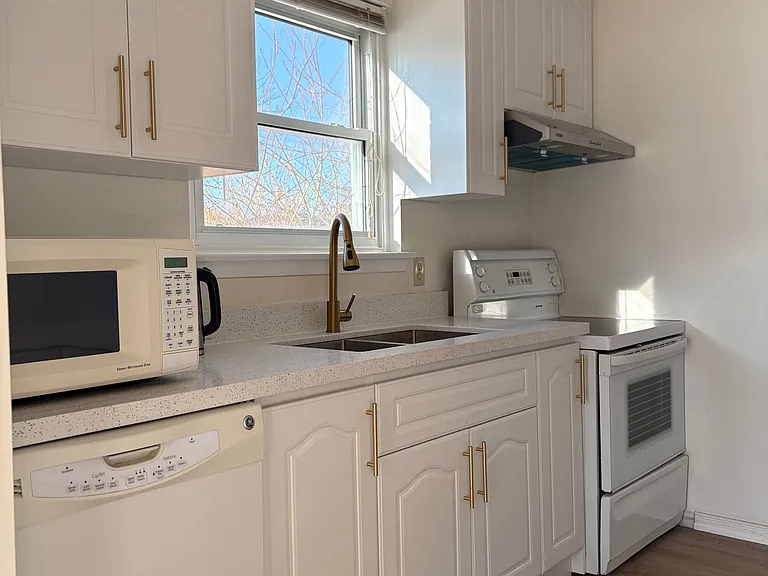 701 Leeder Ct — Photo 4