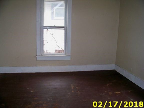 3rd image of 923 E Warren St
