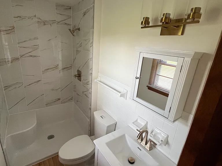 102 Venable Dr — Photo 2