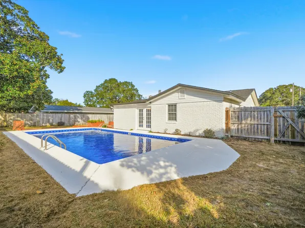 258 Briarwood Cir NW, Fort Walton Beach, FL 32548