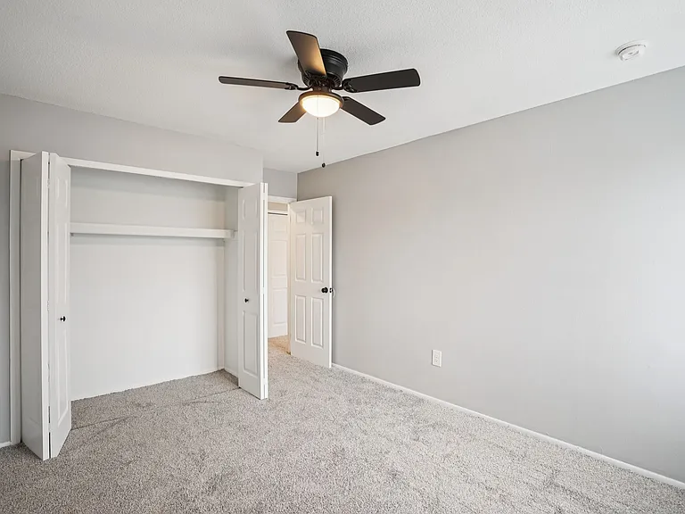 Hillcrest Club Apartments — Photo 54