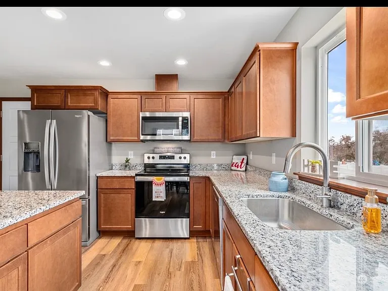 352 Hammond Ln — Photo 2