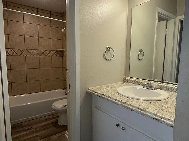 La Mesa Apartments — Photo 13