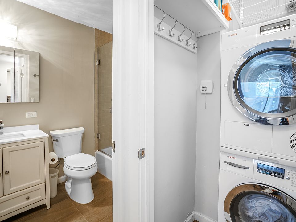 1st image of 275 Greenwich St APT 10D
