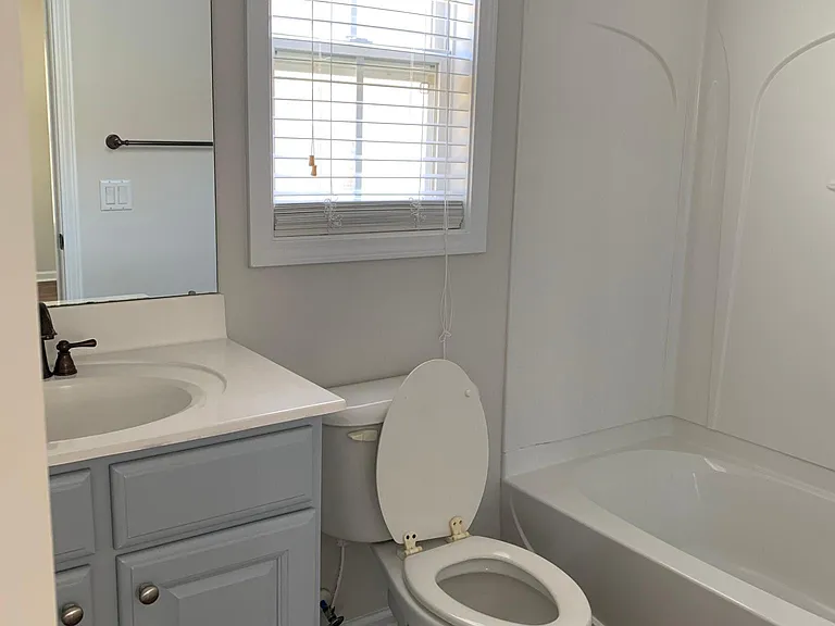 4 Ashley Crossing Dr — Photo 16