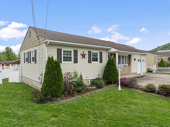 2nd image of 405 Baywood Avenue