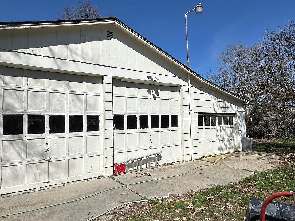 2nd image of 5770 N Cloverdale Rd