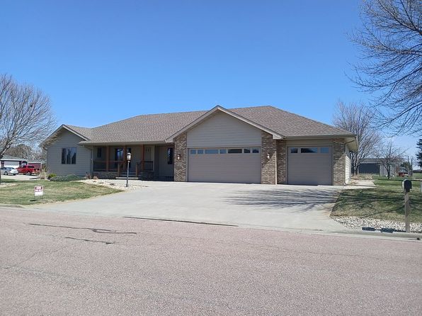 802 S 4th St, Parkston, SD 57366
