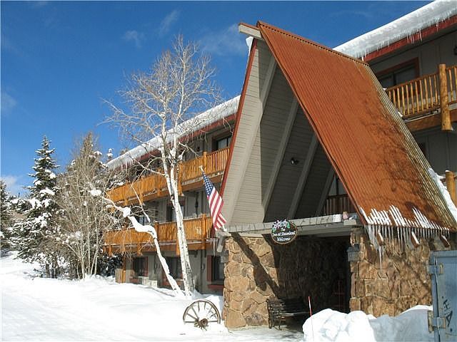 1st image of 3070 Columbine Dr #101