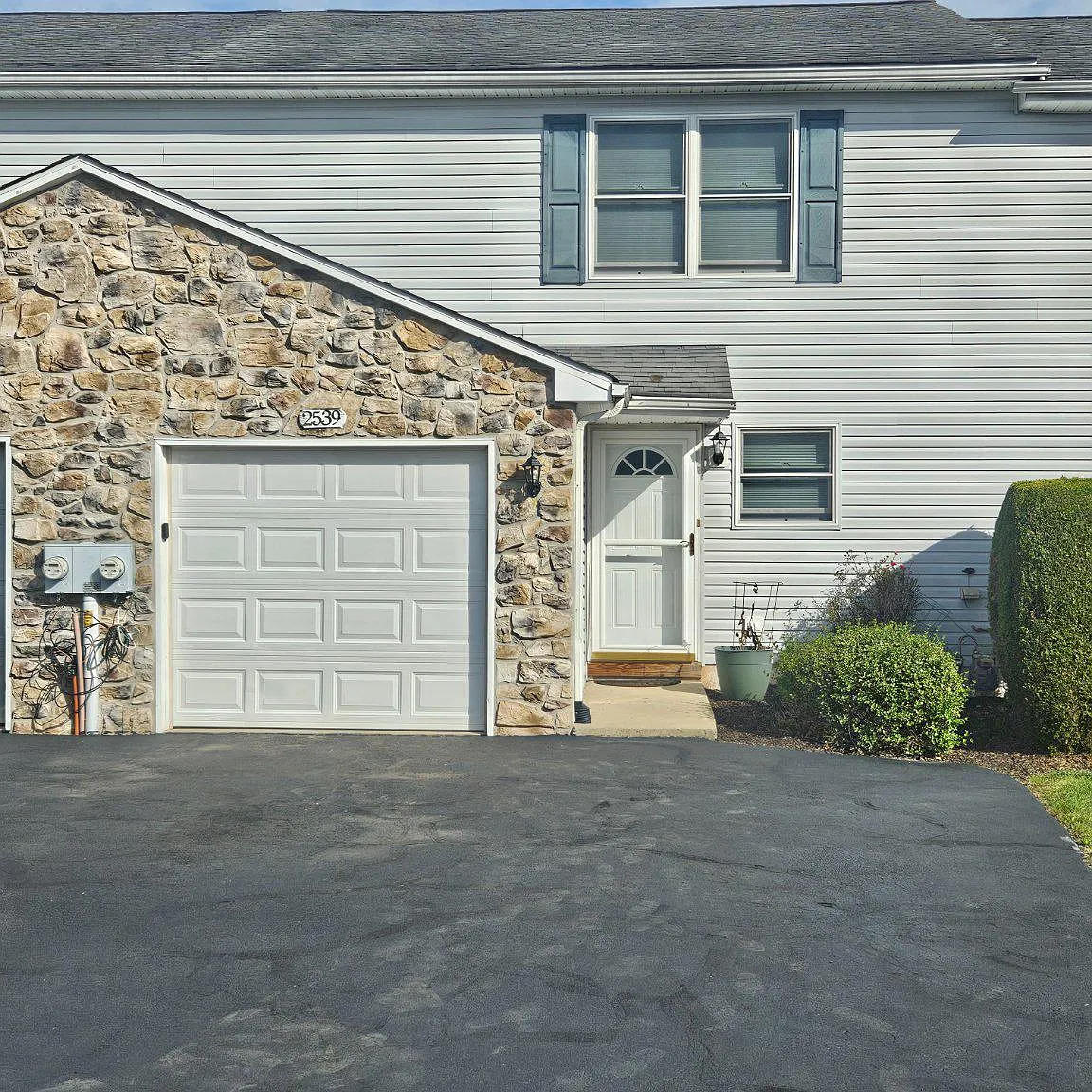 3 bed, 1.5 bath, 1236 sqft, $2,195 — Photo 1