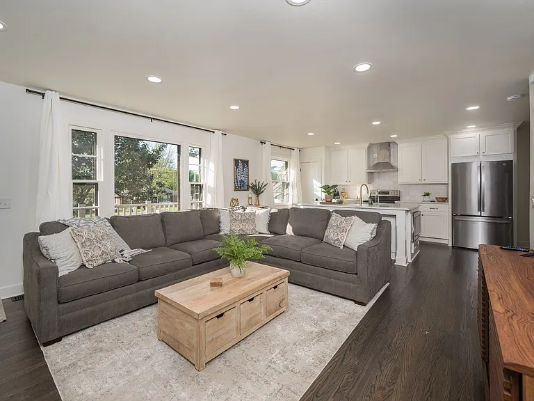504 Bismark Dr — Photo 3