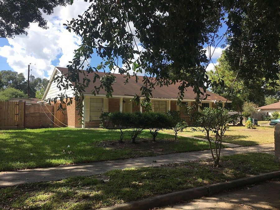 2nd image of 14919 Nickerson Ln