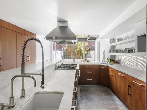 138 Manhattan Avenue HOUSE image 3 of 20