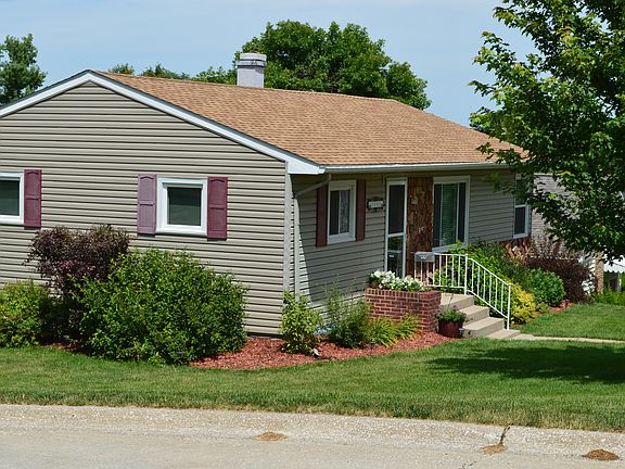 3rd image of 1003 E Saint Clair St