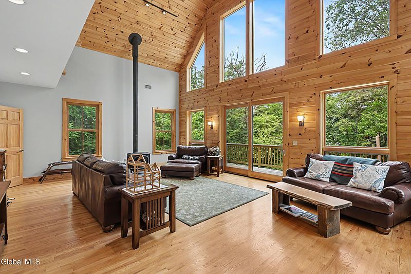 4th image of 7 White Birch Way