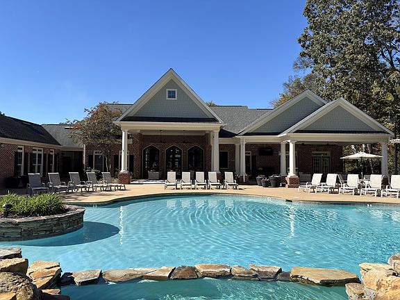 Resort Style Pool & Clubhouse