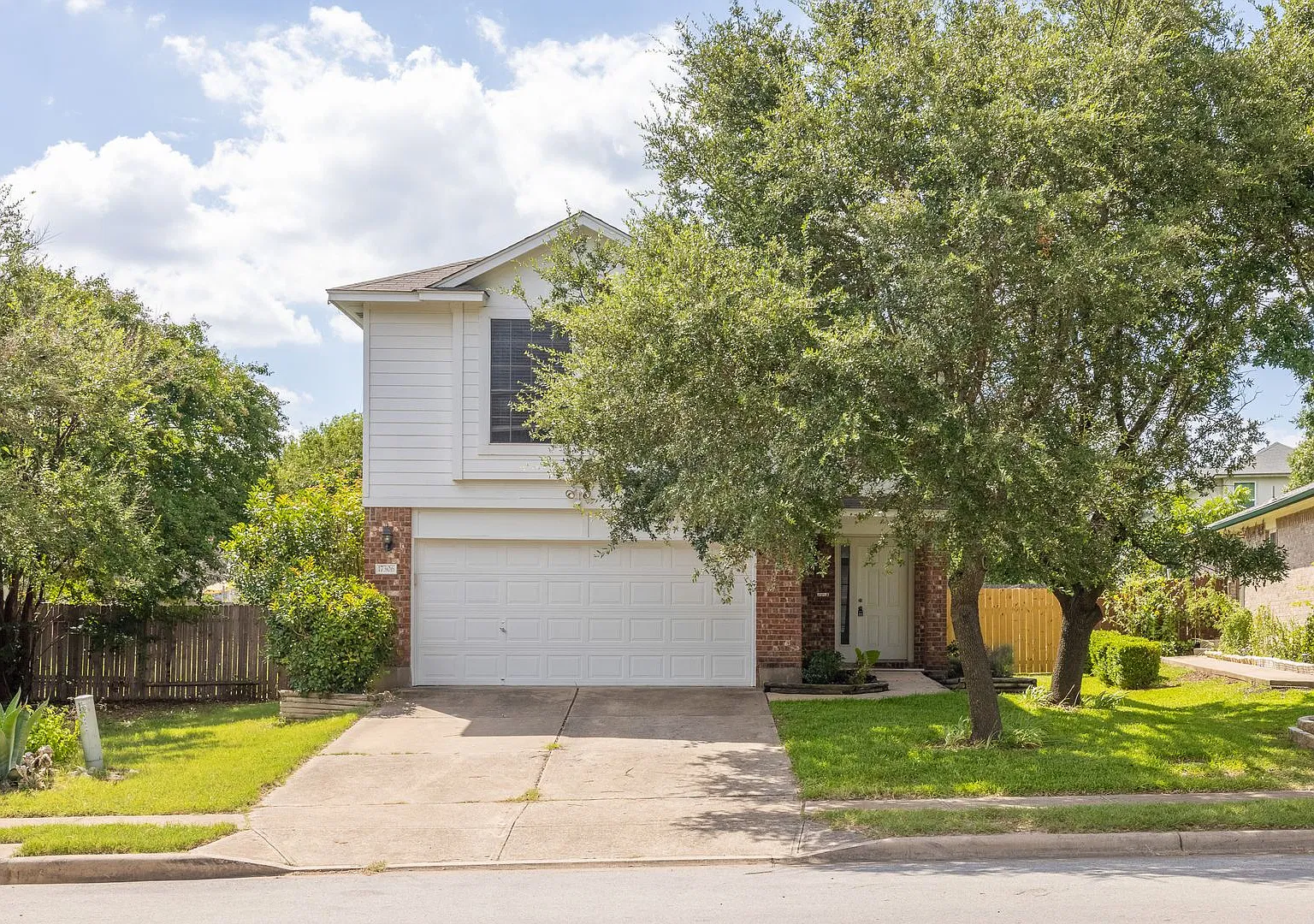 Beautiful 3-Bedroom Home in Cambridge | Soaring Ceilings, No Carpet & Huge Backyard! — Photo 1