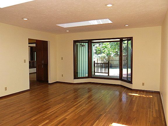 4th image of 2424 Calkins Ave