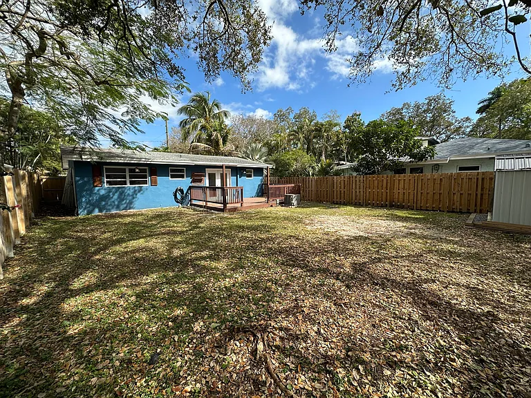1424 SW 9th St — Photo 25