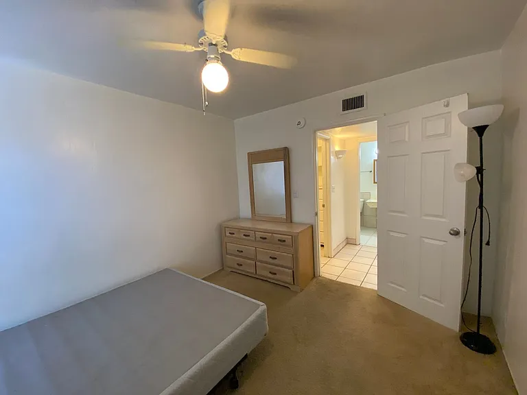 1 and 2 Bedrooms Great Location with Community Pool and Onsite Laundry! 1/2 of Mile from U of A — Photo 21
