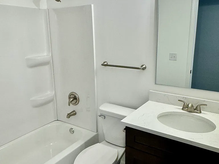Hallway full Bathroom