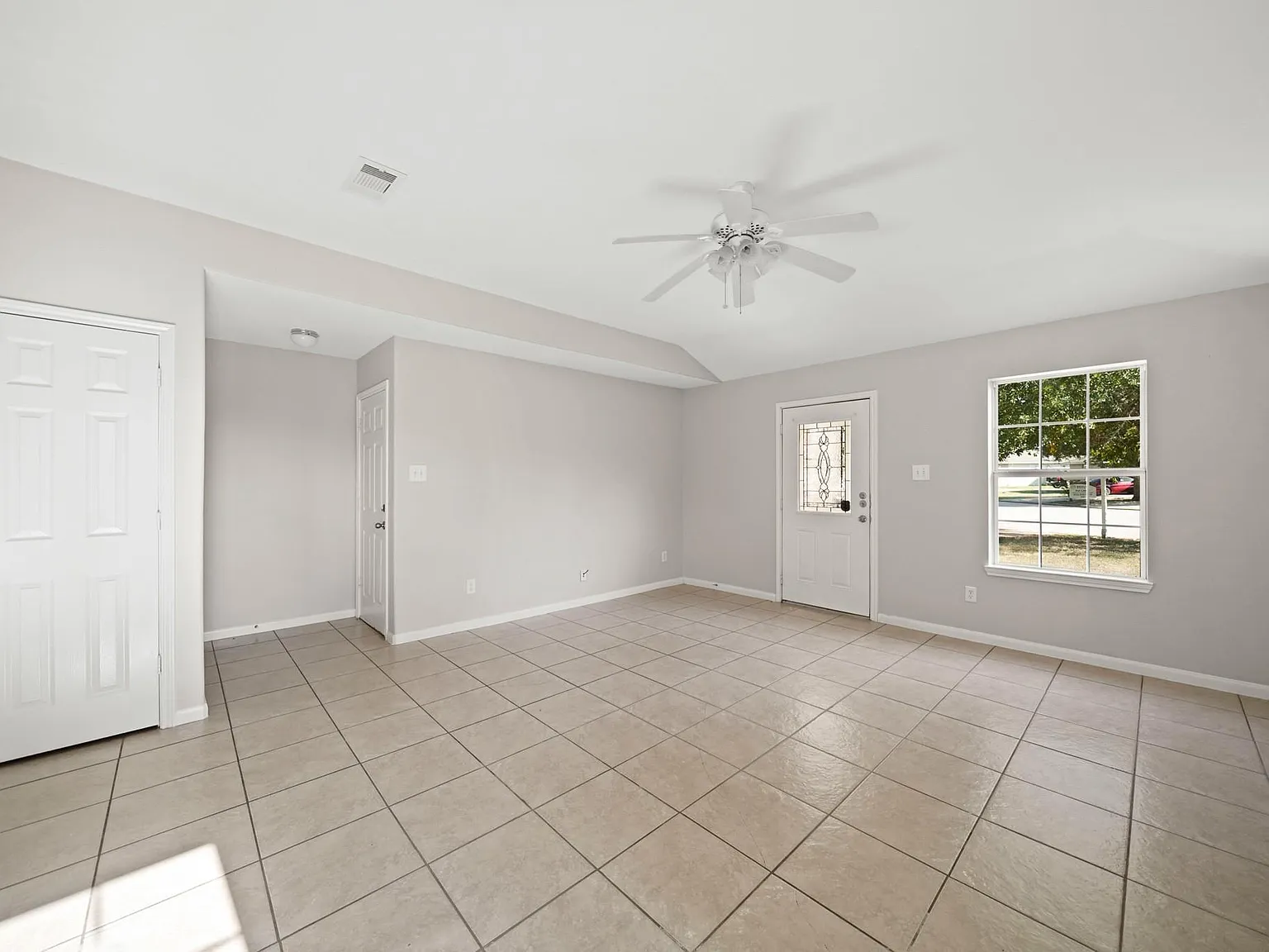 3 bed, 1284 sqft, $2,000 — Photo 2