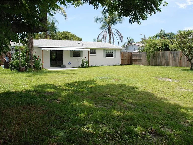 1624 Springdale Dr — Photo 2