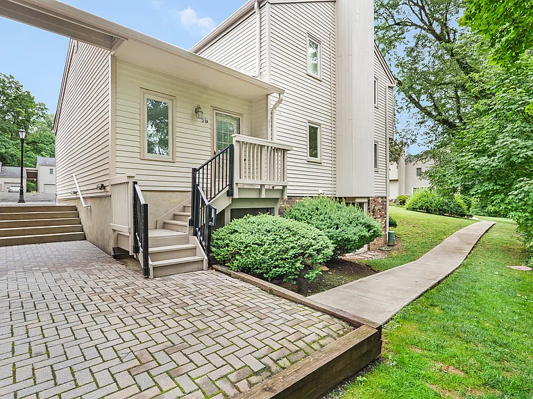 5 Somerset Hills Ct #B — Photo 33