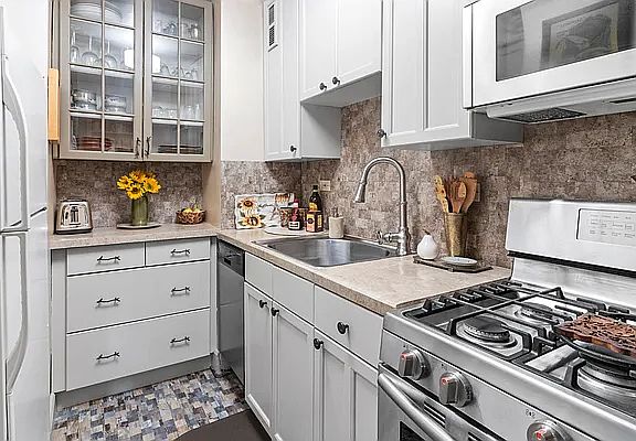 4th image of 230 E 15th St APT 6F
