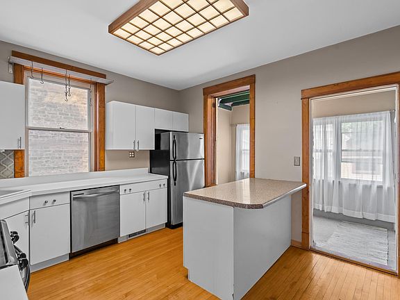 3rd image of 3531 N Oakley Ave #1