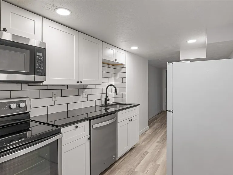 604 E 3rd Ave — Photo 8