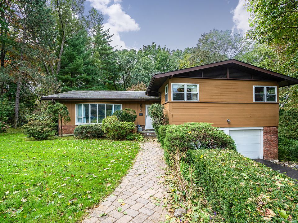 1st image of 8 Eaton Ln
