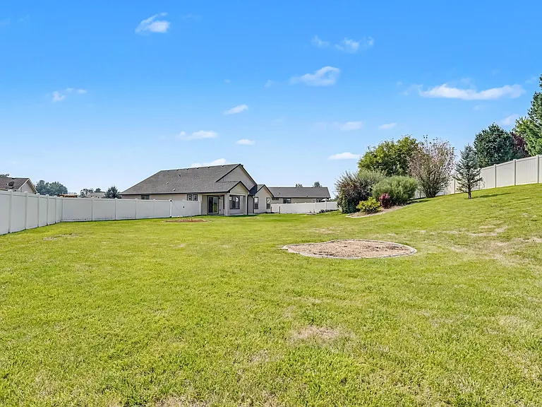 2040 Kelly Dr — Photo 2
