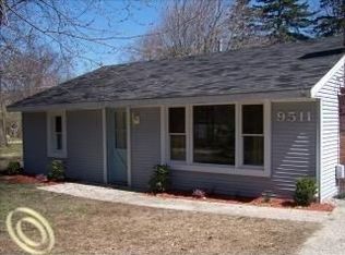 9511 Galatian Dr, Whitmore Lake, MI 48189