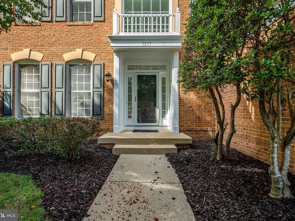 5257 Winter View Dr