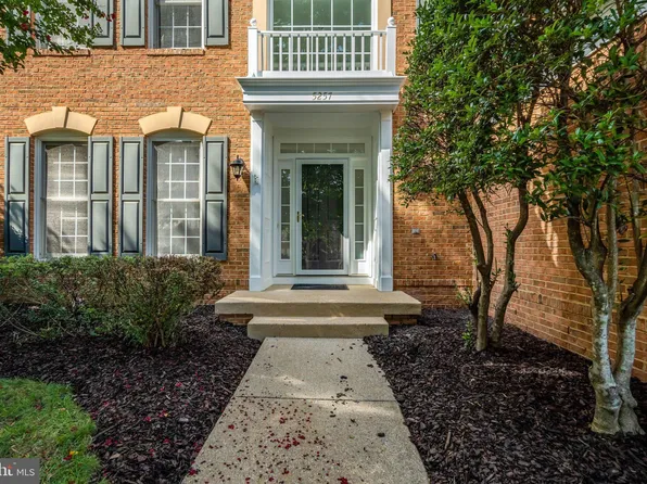 5257 Winter View Dr, Alexandria, VA 22312
