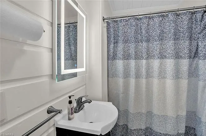1519 Victory St — Photo 11