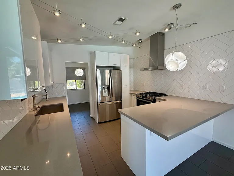3702 E Paradise Dr — Photo 5