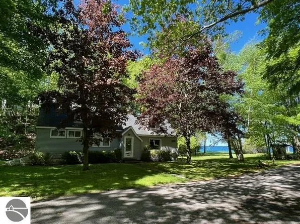 3251 Jungle Inn Rd, Arcadia, MI 49613