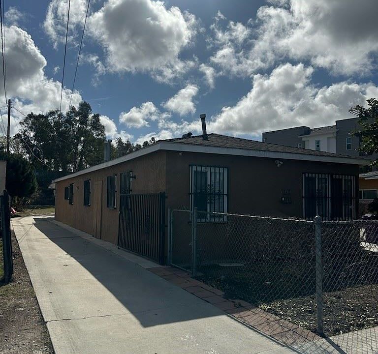 2nd image of 144 E 49th St