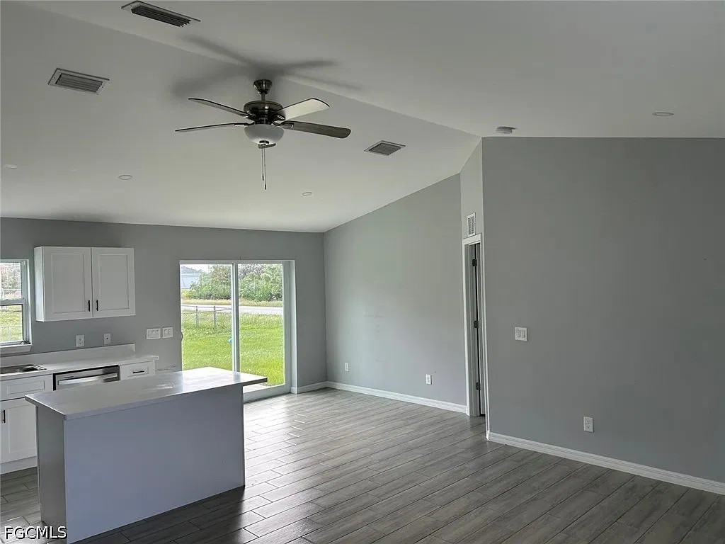 3 bed, 2.0 bath, 1267 sqft, $1,700 — Photo 4
