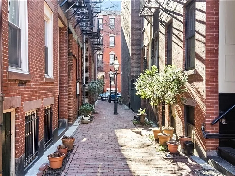 6 Goodwin Pl #4 — Photo 3