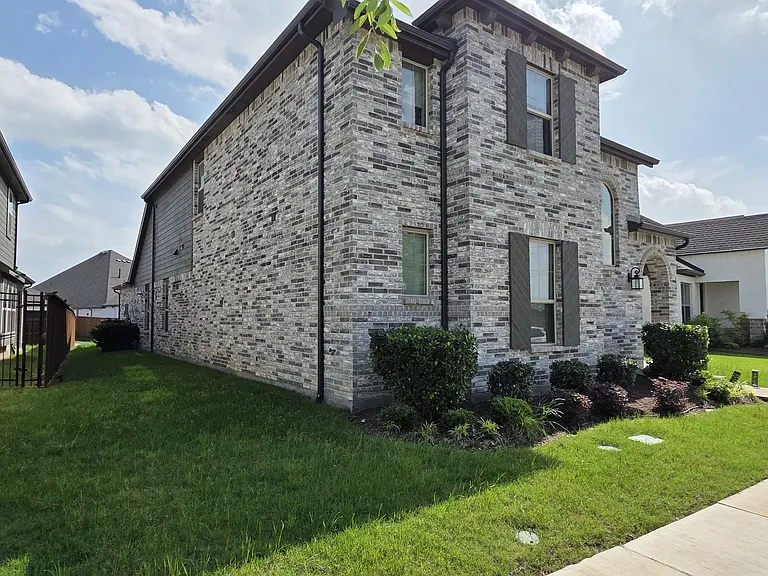 1212 Carnation Dr — Photo 4