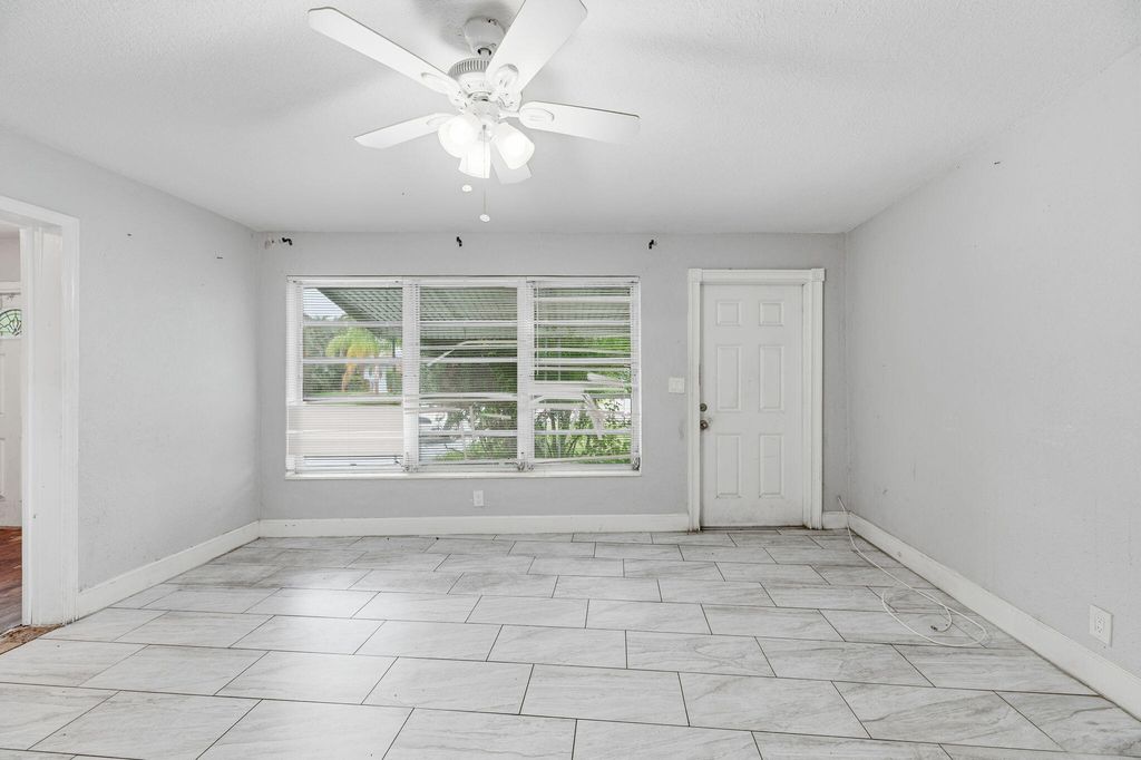 1640 NE 32ND Place, photo 9