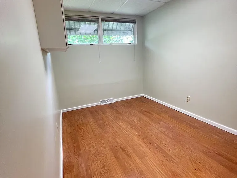 402 W Walnut St — Photo 9
