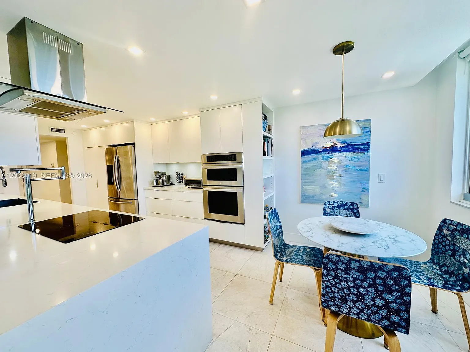Carlton Condo — Photo 1